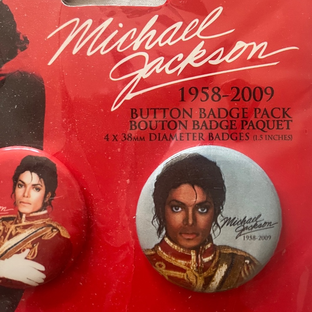 MICHAEL JACKSON,NEW 2009 OFFICIAL SET OF 4 PINBACK BUTTONS BADGE PACK 1.5” - Picture 2 of 7
